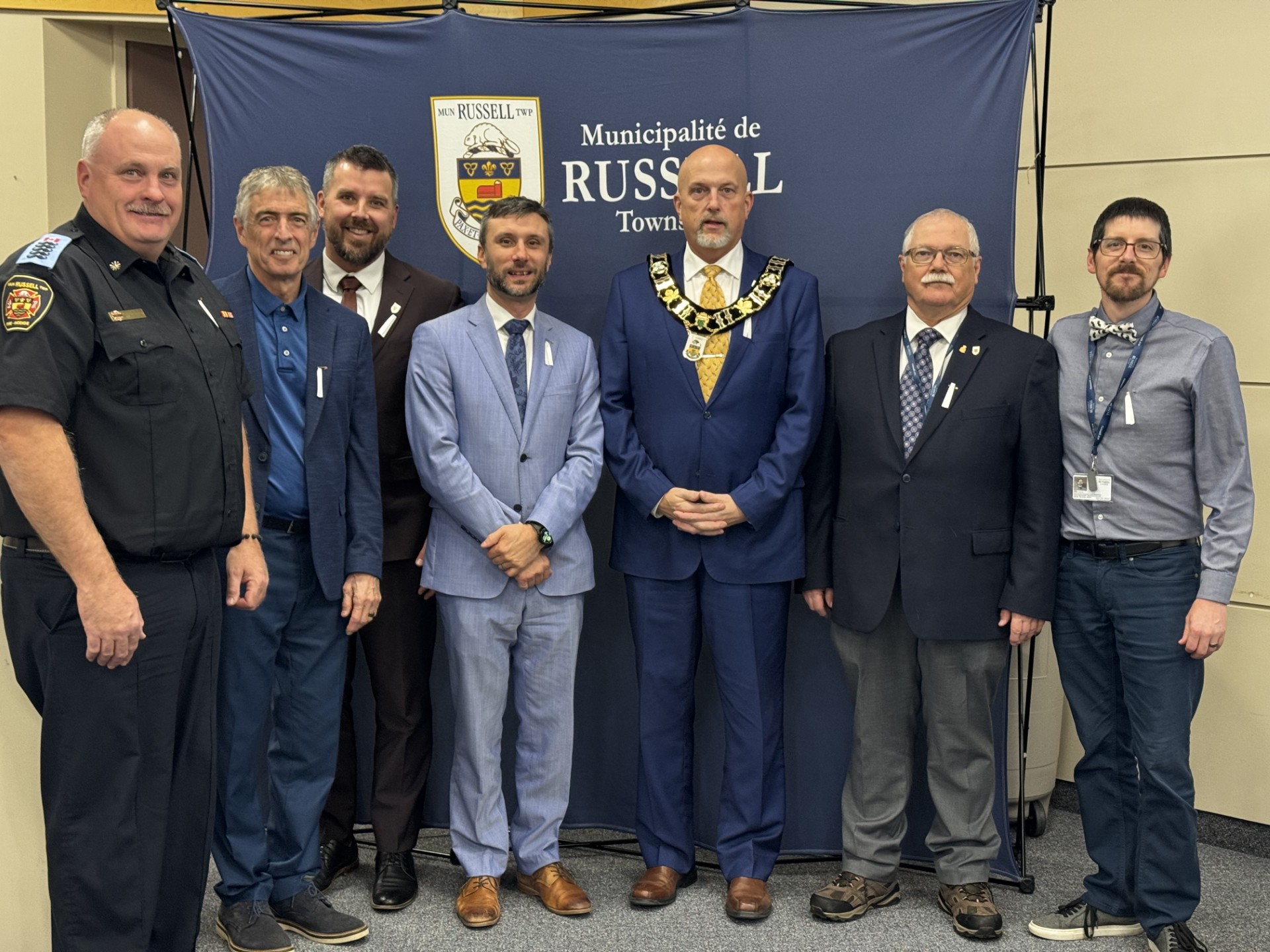 Élus municipaux et personnel portant le ruban blanc