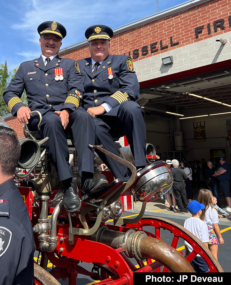 Les chefs pompiers Armstrong et McBain