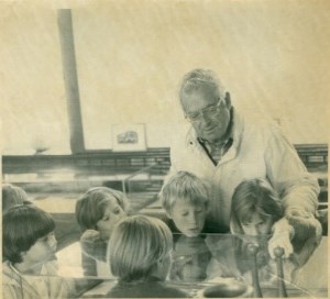 Keith Boyd montrant des artefacts à des élèves de l'école Russell Public.