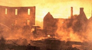 Ruines de la maison Stephenson et du bureau d'enregistrement du comté après l'incendie