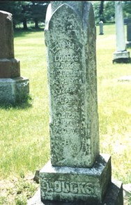 Grande et vieille pierre tombale dans un cimetière