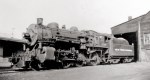Locomotive ramassant des wagons de marchandises remplis de briques.
