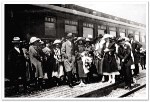 Foule rassemblée à la gare de Russell