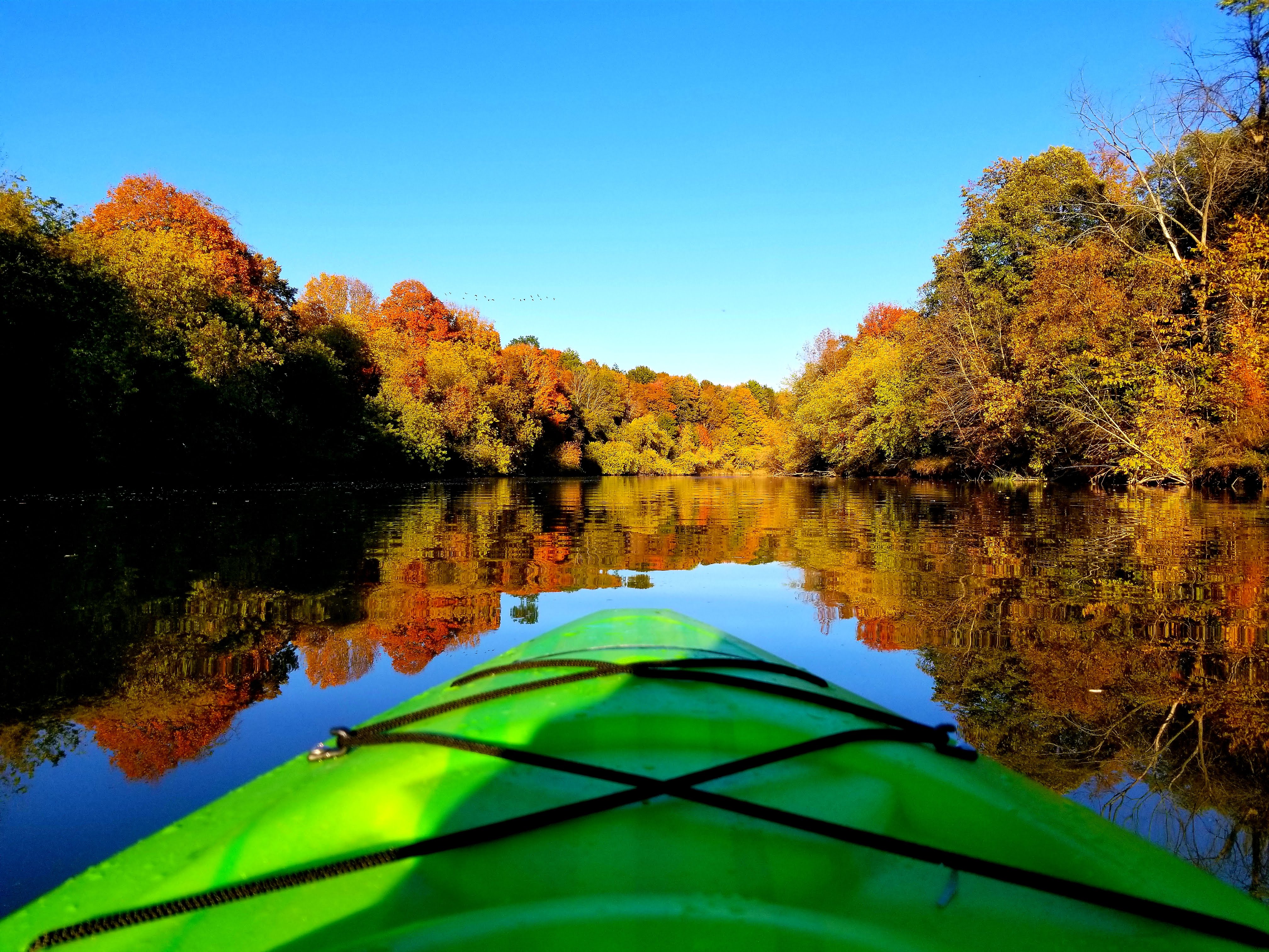Kayak calme d’automne