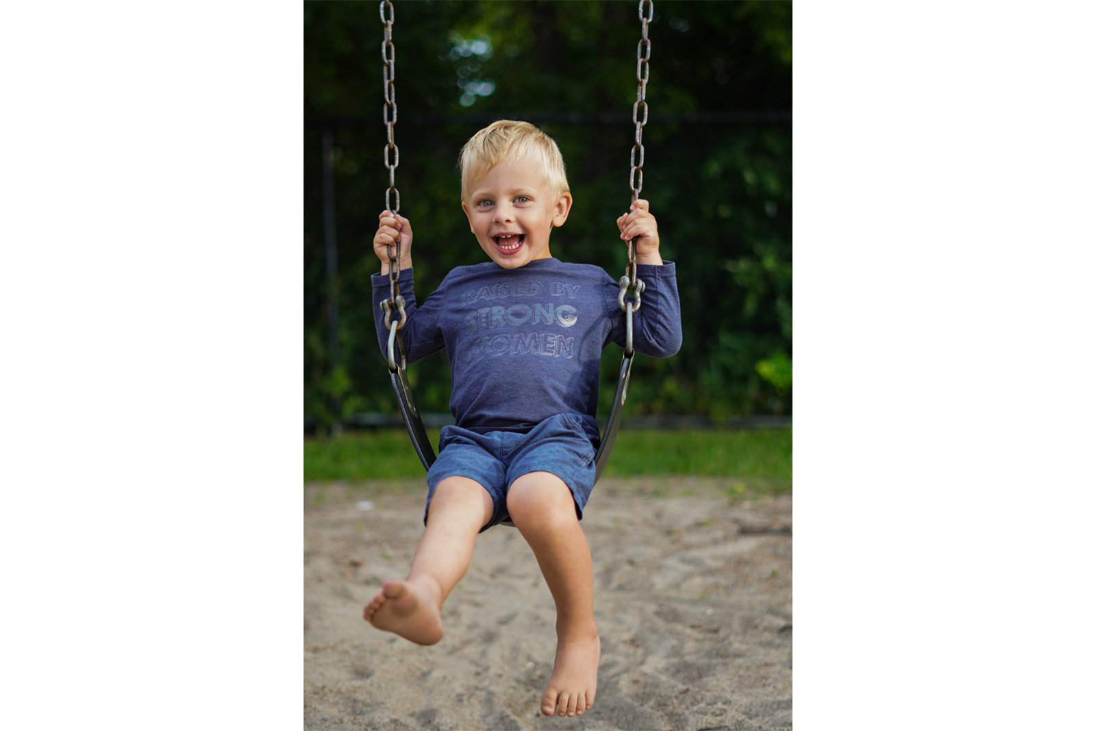 Enfant qui se balance au parc