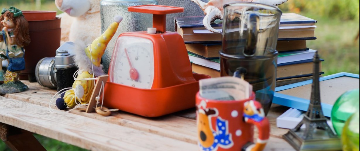 des jouets sur une table