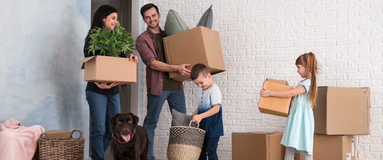 Une famille emménage dans une nouvelle maison