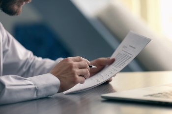 Personne qui fait la lecture d'un document